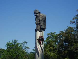 Gyula, Várkert: Honvédtiszti emlékhely 2.kép.jpg Gyula, Várkert: Honvédtiszti emlékhely 2.kép.jpg